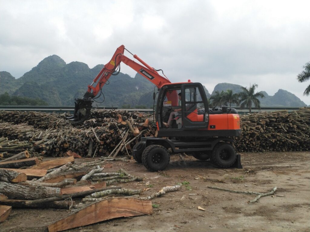 Máy xúc kẹp gỗ chính hãng
