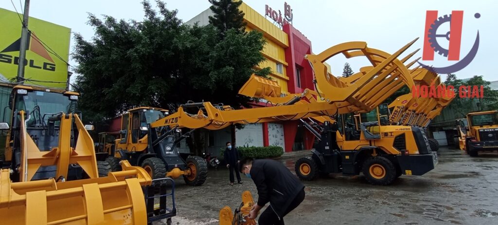 Máy xúc lật kẹp gỗ Hoằng Giai