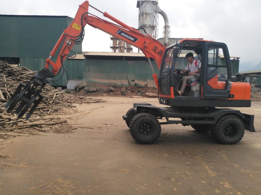Máy xúc kẹp gỗ