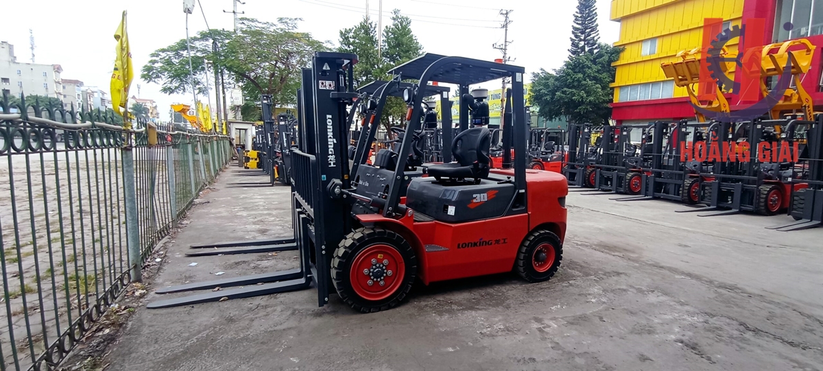 So sánh xe nâng dầu và xe nâng điện
